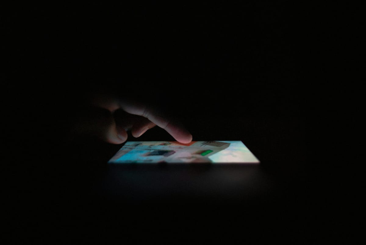 Móvil en la oscuridad. Autor: Akshar Dave
